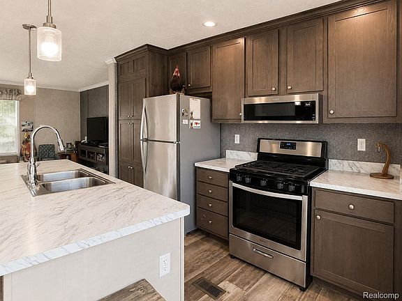 5th image of 170 Newbury