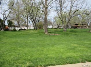 1900 Cheyenne Ln, Godfrey, IL 62035