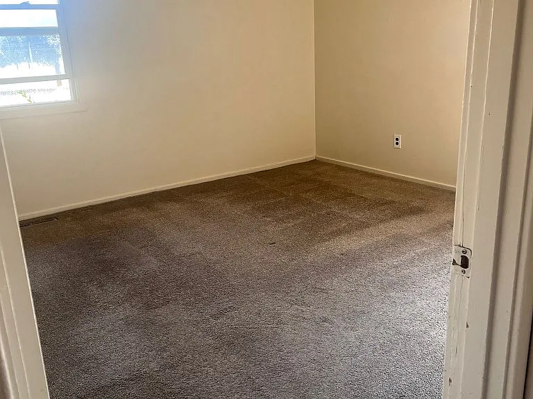 1118 W Farr Ave — Photo 6