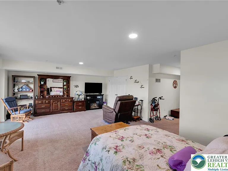 991 King Way — Photo 45