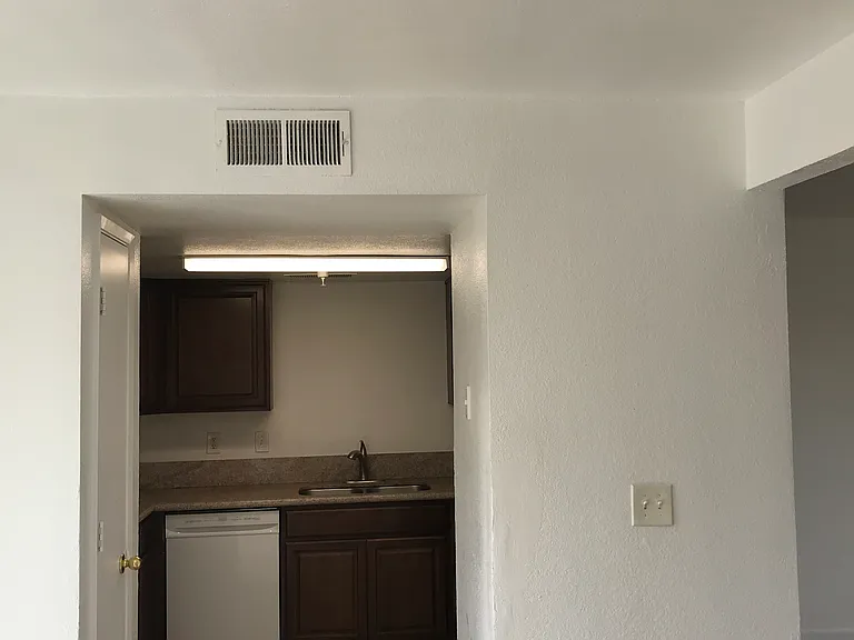 323 Magnolia St #101 — Photo 4