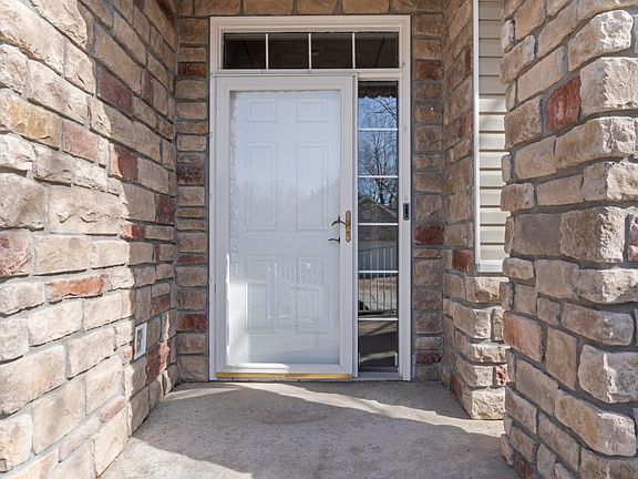 3rd image of 1828 Scarborough Dr