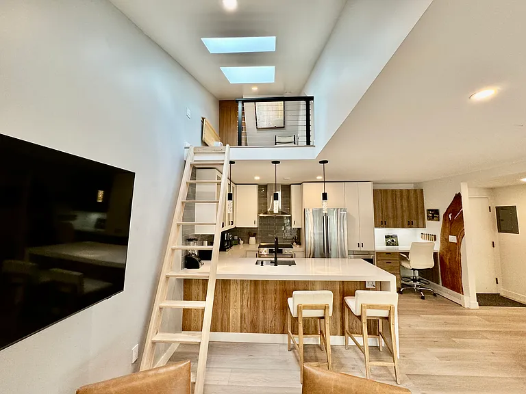 910 W Hallam St #9 — Photo 16