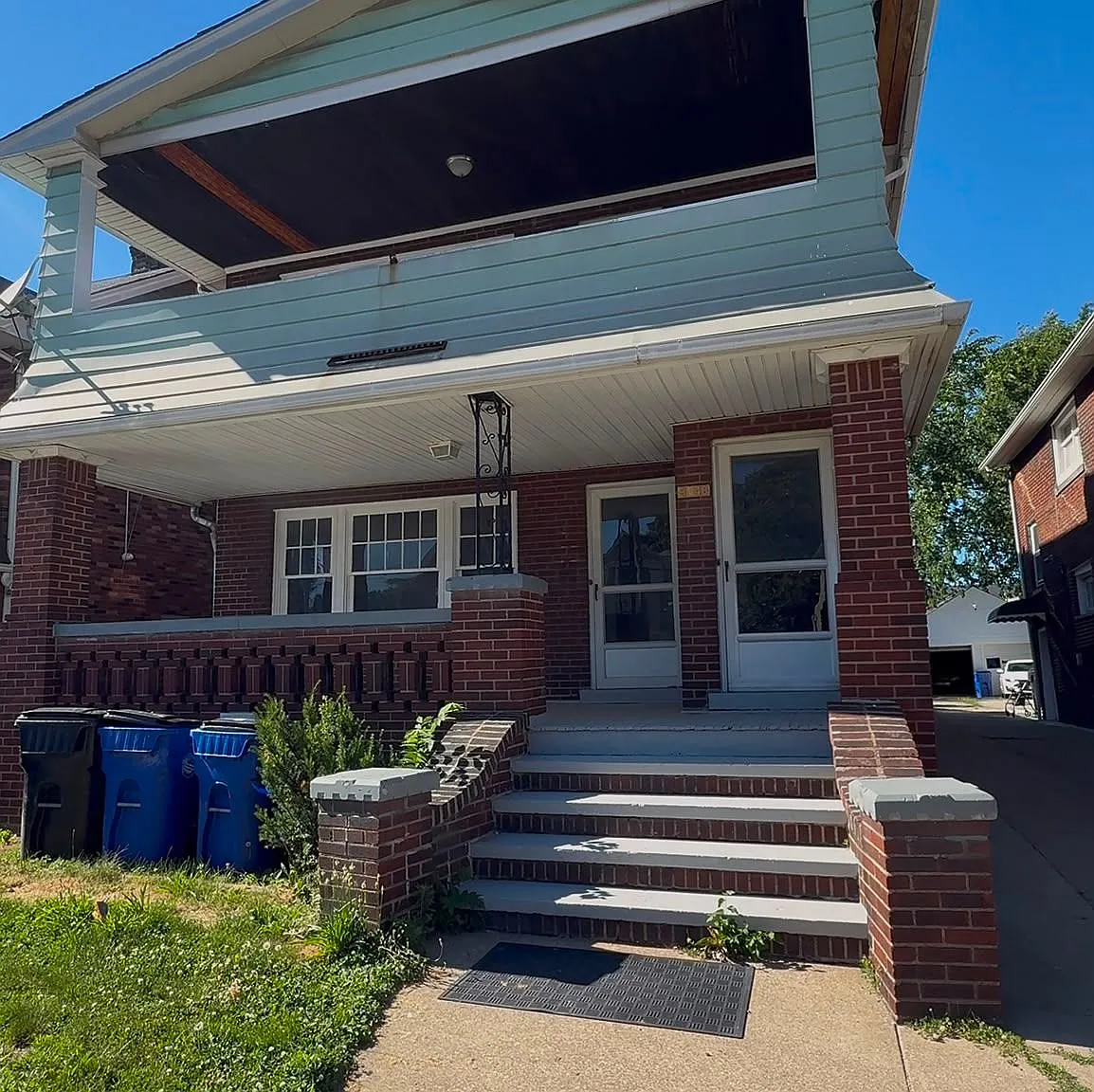 3 bed, 1.0 bath, 1230 sqft, $1,350 — Photo 1