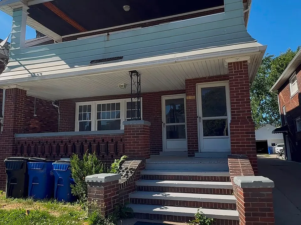 3 bed, 1.0 bath, 1230 sqft, $1,350