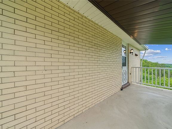 4th image of 425 London Ave