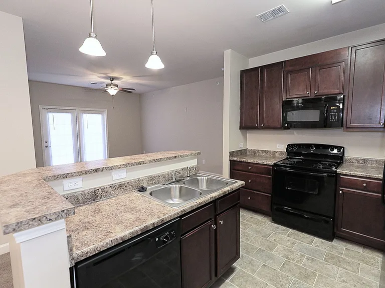 Astoria Apartments — Photo 11