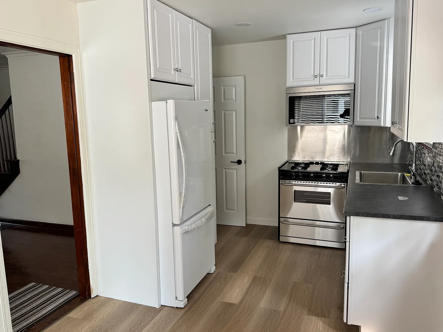 2 bed, 850 sqft, $1,700 — Photo 1