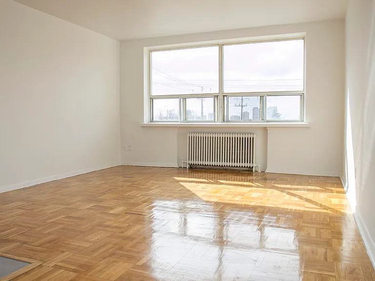 1594 Victoria Park Ave — Photo 5