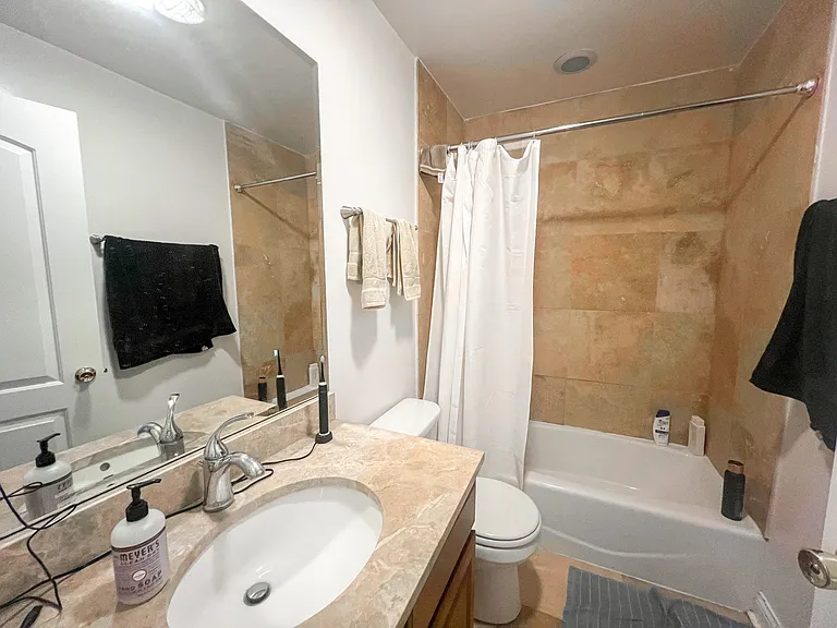 718-20 W Buckingham Pl — Photo 2