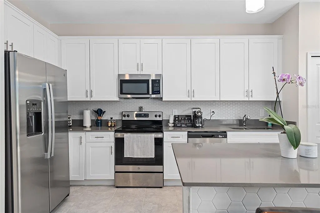 3 bed, 2.5 bath, 1672 sqft, $3,400 — Photo 3