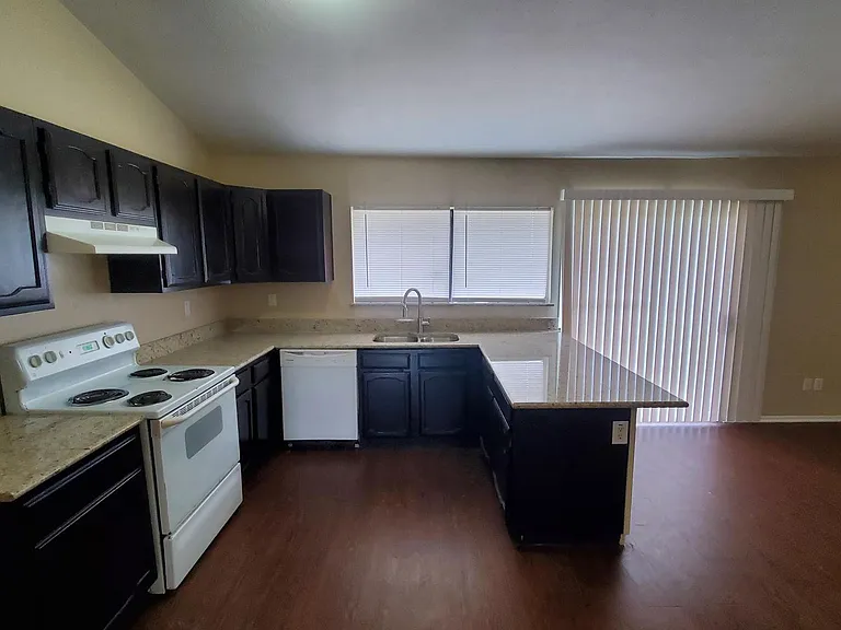 1125 Greenbriar Ln — Photo 5