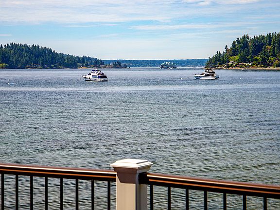 Stunning S/SW/W marine views.. watch the ferries and marine traffic glide by day and night!