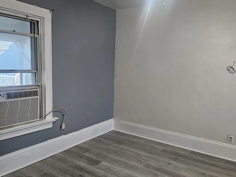 118 Chaplin St — Photo 3
