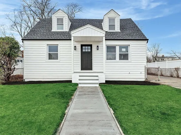 45 9th Street, Hicksville, NY 11801