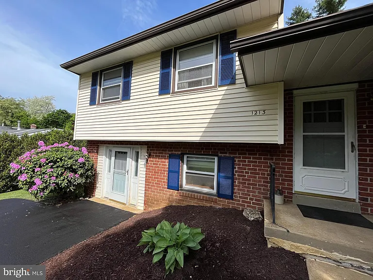 1213 Farmington Ln — Photo 2