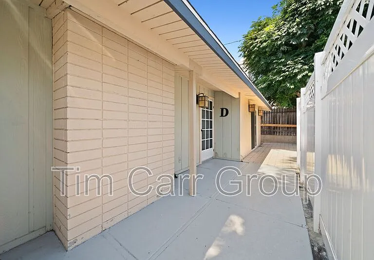 2545 Elden Ave — Photo 23