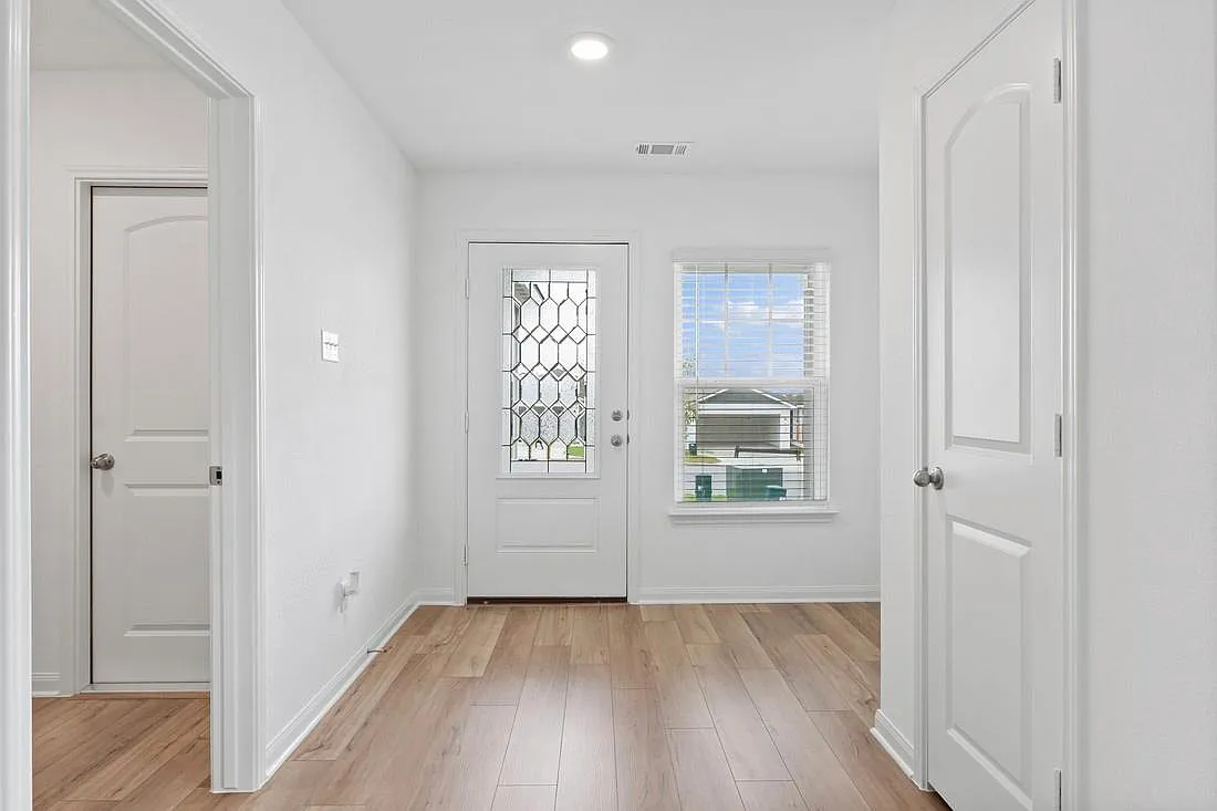 3 bed, 2.0 bath, 1580 sqft, $2,305 — Photo 2