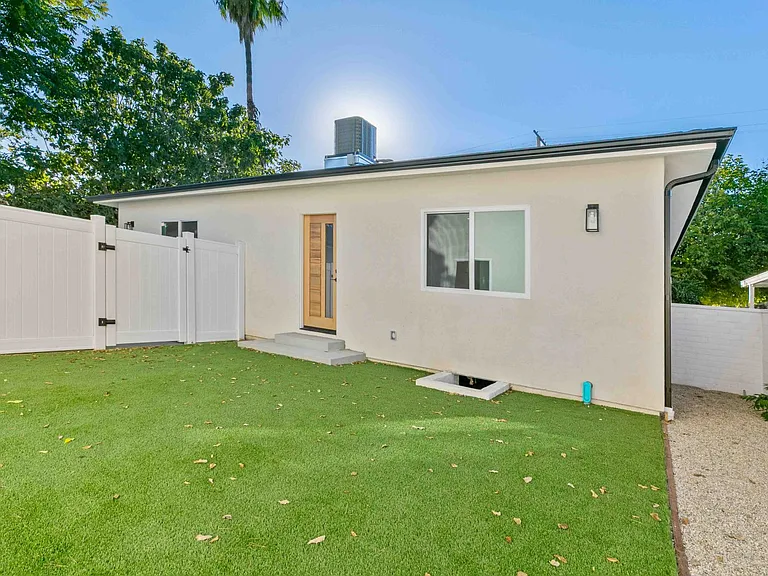 6842 Cedros Ave — Photo 25