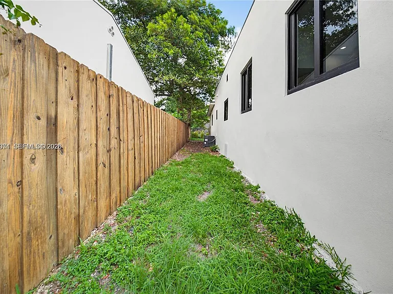 1021 NW 48th St — Photo 31