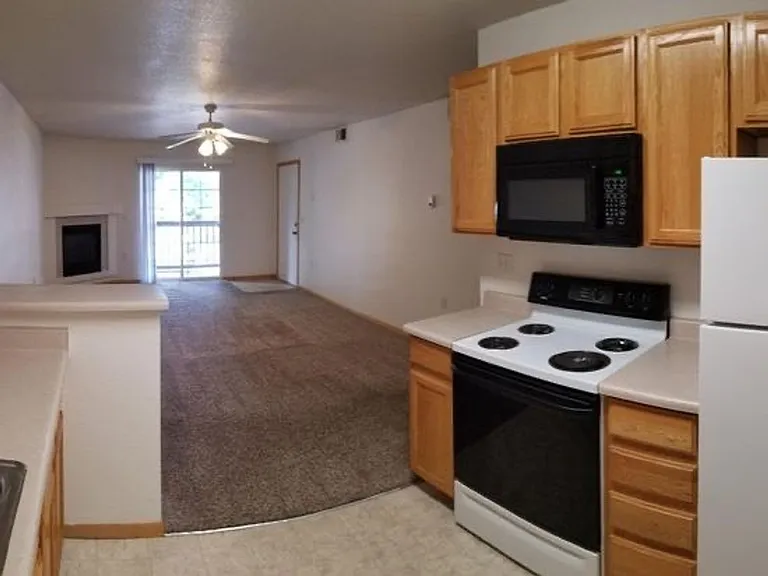 1221 University Ave #D303 — Photo 4