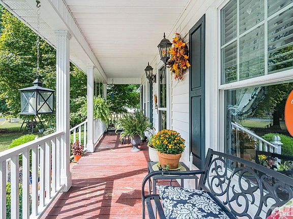 3rd image of 327 Carmil Dr