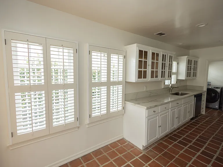 446 S La Peer Dr — Photo 4