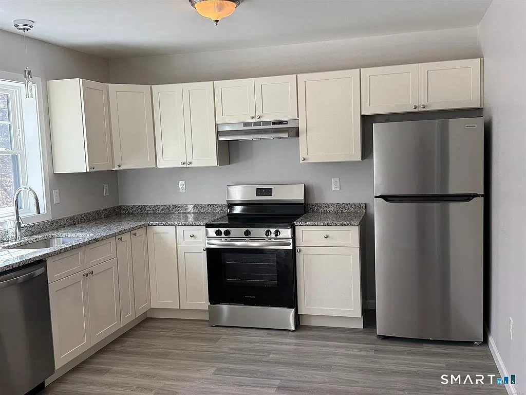 2 bed, 1.5 bath, 1100 sqft, $2,500 — Photo 2
