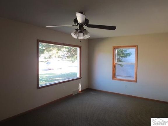 4th image of 915 10th Ave W
