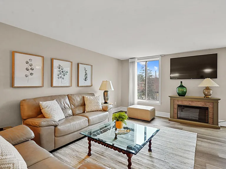 600 W Brown St #109 — Photo 6
