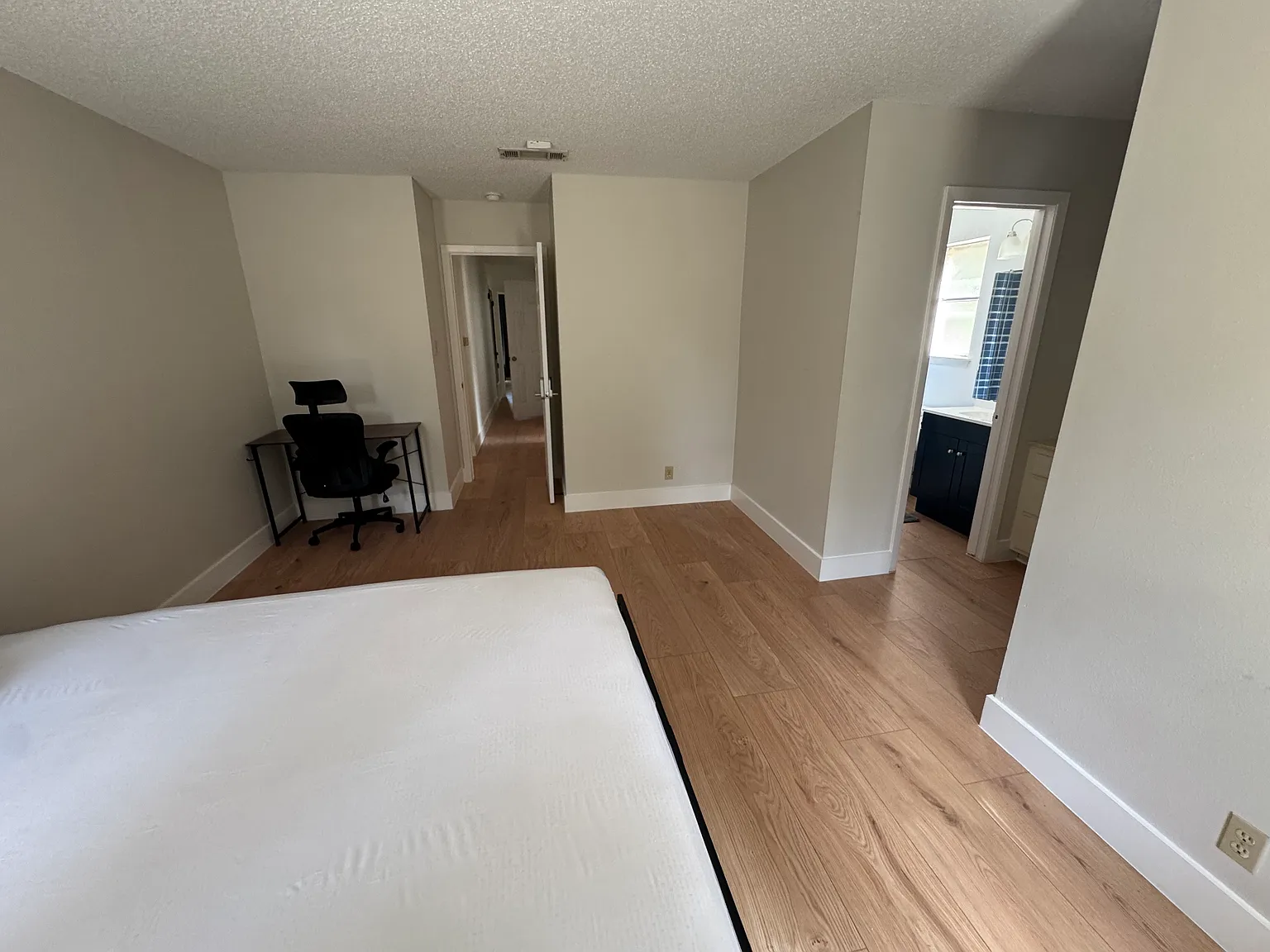 8 bed, 3500 sqft, $850 — Photo 4
