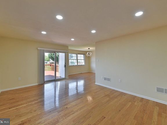 5th image of 118 Jonathan Dr