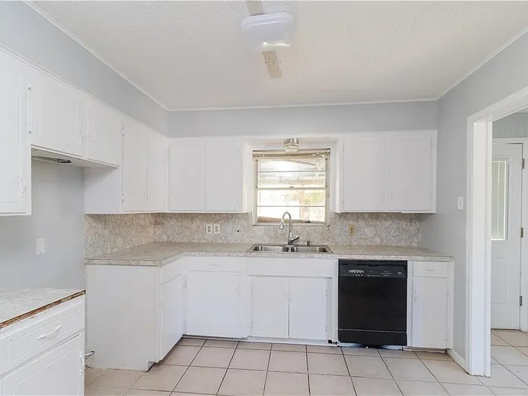 4829 Edith St — Photo 8