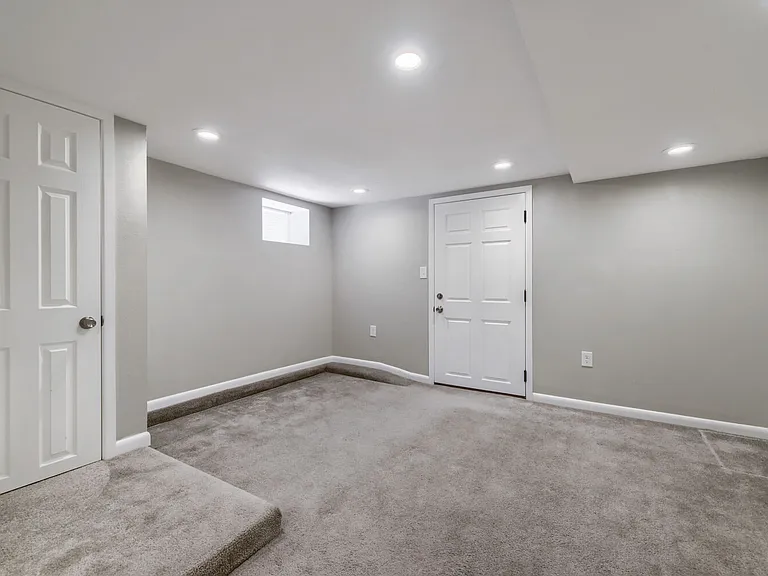 541 N Logan St — Photo 14
