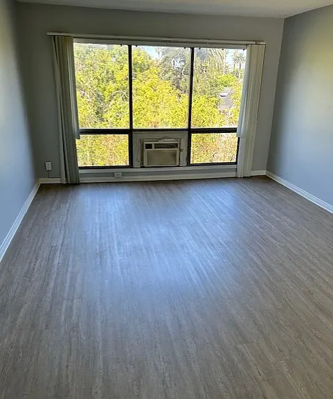 Rossmore Apartments — Photo 9