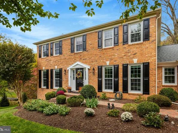 1633 Lozano Dr, Vienna, VA 22182