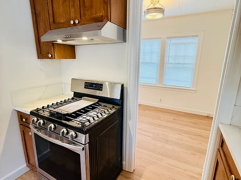 215 Coombs St — Photo 11