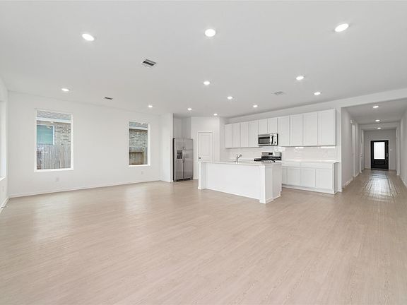 5th image of 830 Heaven Dr