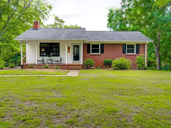 46 Robinhood Cir, Winston Salem, NC 27106