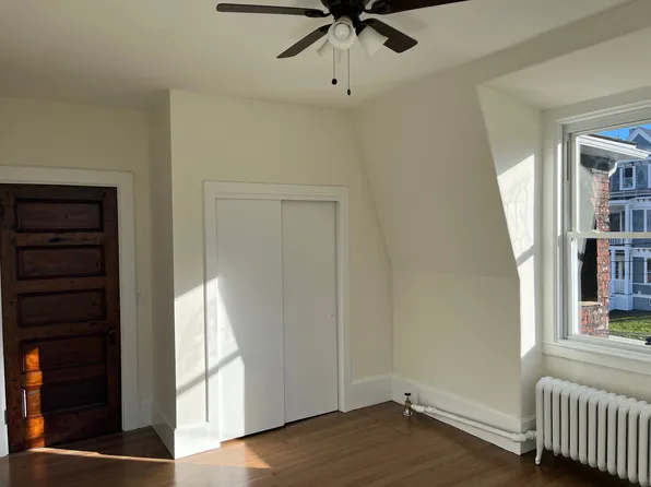 124 Walnut St APT 2L, Clinton, MA 01510