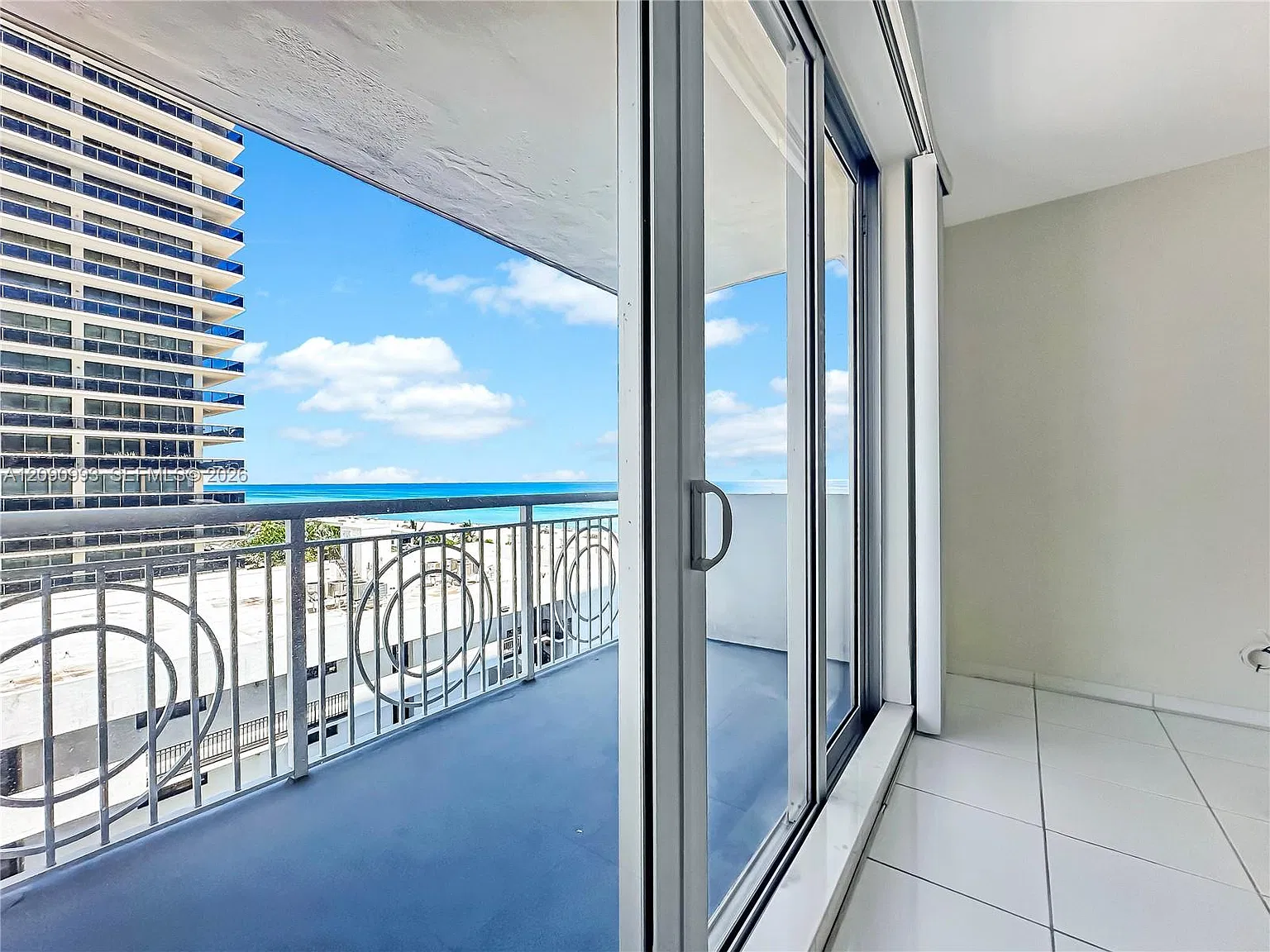 Corinthian Condo — Photo 3