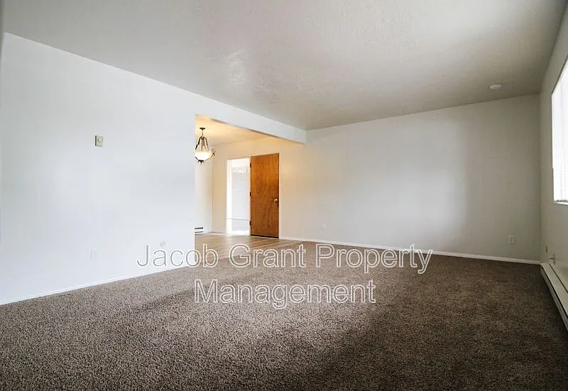 220 N Fanning Ave — Photo 4