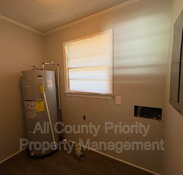 513 W Jones Ave — Photo 9