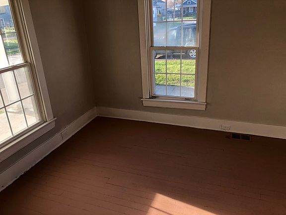 3rd image of 3444 Dearcy Ave