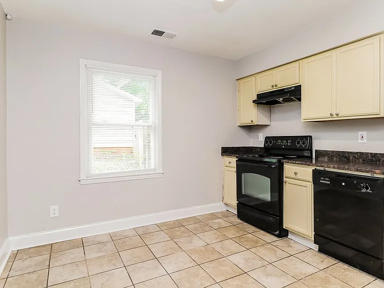 323 Huntsmoor Dr — Photo 9