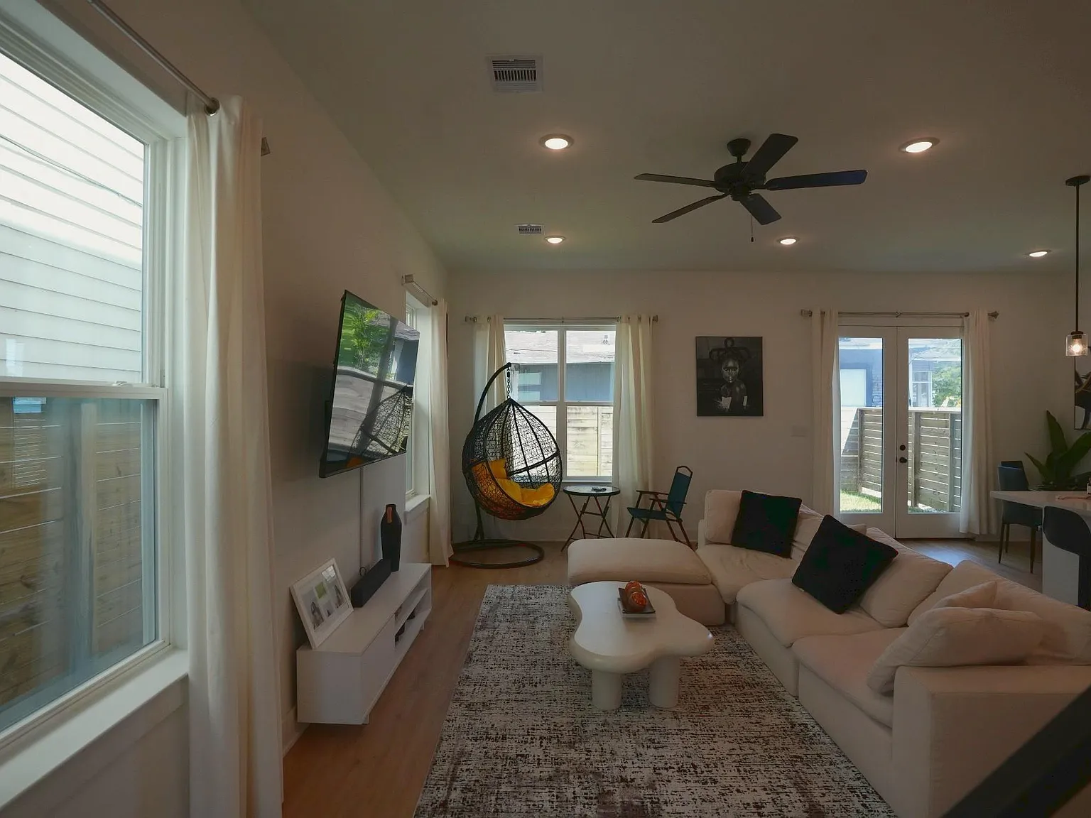 3 bed, 2.5 bath, 1504 sqft, $2,400 — Photo 3