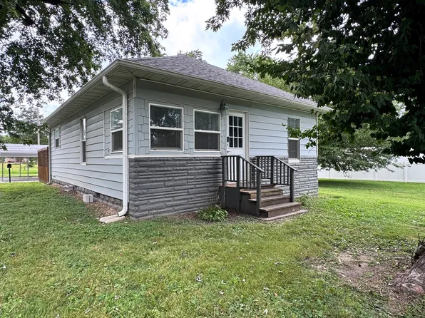 450 Bicknell St, Centralia, IL 62801