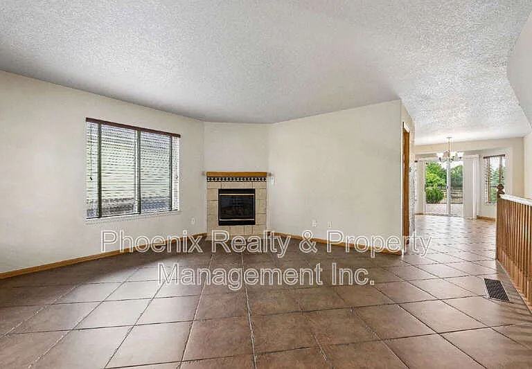 678 Mathews Cir — Photo 2