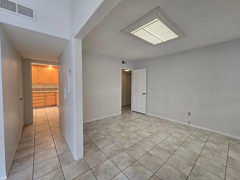 2960 Hyde Park Cir — Photo 6