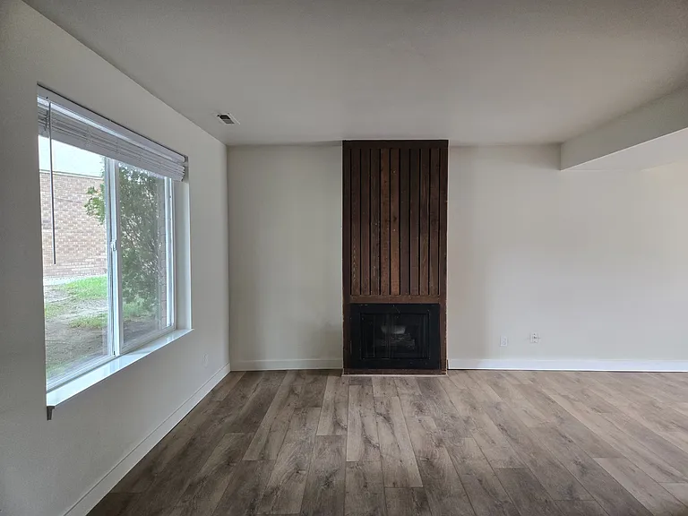1967 E Parkridge Dr — Photo 1